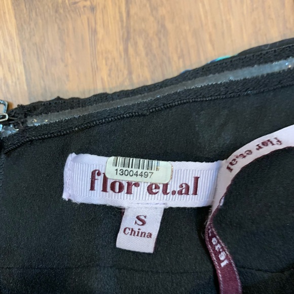 Flor Et. Al one shouldered floral top - Picture 3 of 5